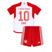 Camisa de Futebol Bayern Munich Leroy Sane #10 Equipamento Principal Infantil 2023-24 Manga Curta (+ Calças curtas)